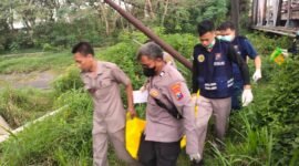 Sejumlah petugas membawa mayat (Foto:Ifakta)