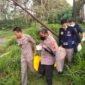 Sejumlah petugas membawa mayat (Foto:Ifakta)