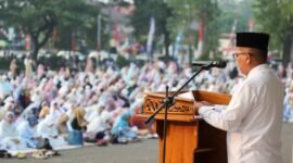 Gubernur Banten Andra Soni bersama keluarga besar melaksanakan Sholat Idul Adha 1446 Hijriah di Alun-alun Barat Kota Serang,(foto:istimewa)