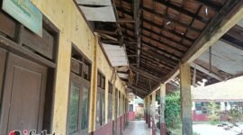 Penampakan atap sekolah SD yang rusak dibiarkan saja (foto:ifakta/sbalex)