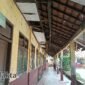 Penampakan atap sekolah SD yang rusak dibiarkan saja (foto:ifakta/sbalex)