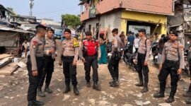Polda metro jaya kawal distribusi bantuan korban kebakaran di wilayah penjaringan Jakarta Utara (foto:istimewa)