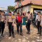 Polda metro jaya kawal distribusi bantuan korban kebakaran di wilayah penjaringan Jakarta Utara (foto:istimewa)
