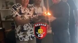 Kanit Resmob AKP Dedi Ruswandi SH. Berikan kue ulang tahun kepada IPDA Rafly momen ulang tahun (foto:ifakta/Lx)