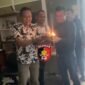 Kanit Resmob AKP Dedi Ruswandi SH. Berikan kue ulang tahun kepada IPDA Rafly momen ulang tahun (foto:ifakta/Lx)