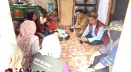 Camat Kemiri, Hendarto, S.STP., M.Si., didampingi jajarannya dan tim dari Komunitas Siaga Bencana (KSB) Madani, mengunjungi kediaman Ibu Maghfiroh di Kampung Bayawakan RT 005 RW 006, Desa Klebet,(foto:Ifakta/Lx)