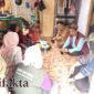 Camat Kemiri, Hendarto, S.STP., M.Si., didampingi jajarannya dan tim dari Komunitas Siaga Bencana (KSB) Madani, mengunjungi kediaman Ibu Maghfiroh di Kampung Bayawakan RT 005 RW 006, Desa Klebet,(foto:Ifakta/Lx)