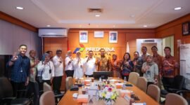 Gubernur Banten Andra Soni mengunjungi PT Pertamina Patra Niaga Regional Jawa Bagian Barat (JBB) di Jl. Kramat Raya No.59, Jakarta, (foto:ifakta/Lx)