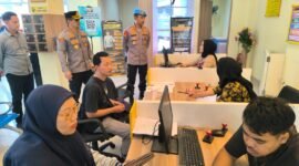 Bidpropam Polda Banten tinjau SPKT dan satpas Polresta Tangerang untuk memastikan pelayanan prima kepada masyarakat (foto:ifakta/Lx)