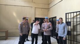 Kabid propam polda Banten kombes Pol  Murwoto, didampingi Kapolresta Tangerang melakukan peninjauan langsung kerumah tahanan (rutan) Polresta Tangerang (foto:istimewa)