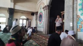 Kapolsek Kresek, AKP A. Suryadi, melaksanakan Program Sholat Jum’at Keliling di Masjid Desa Kemuning, (foto:istimewa)