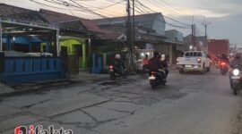 Pantauan ifakta.co jalan Teluknaga Salembaran Kosambi terlihat rusak berat butuh perbaikan untuk kenyamanan masyarakat Tangerang (foto:ifakta/Lx)