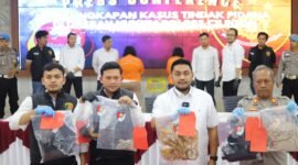 Polres cilegon melakukan penangkapan terhadap dua tersangka pembunuhan seorang ibu rumah tangga (foto:istimewa)