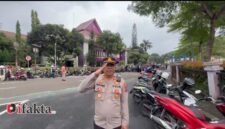 Kapolsek Tigaraksa AKP I Made Artana bersama keluarga besar Polsek Tigaraksa mengucapkan ulang tahun ke 50 kepada Kapolresta Tangerang (foto:ifakta/Lx)