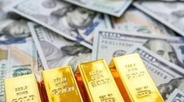 emas logam/batang dan pecahan mata uang dolar AS (foto:istock/IFAKTA/Jo)