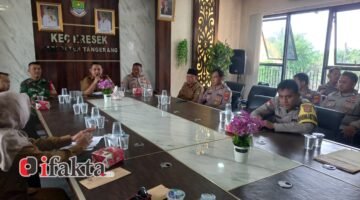 Kapolsek Kresek AKP A. Suryadi melaksanakan rapat koordinasi bersama Forum Koordinasi Pimpinan Kecamatan (Forkopimcam) Kresek. Kegiatan ini digelar di Kantor Kecamatan Kresek,(foto:IFAKTA/Lx)