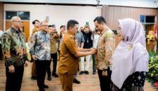 Gubernur menyampaikan bahwa pelatihan ini bukan sekadar rutinitas, tetapi merupakan kesempatan emas bagi para pejabat struktural untuk memperluas wawasan, membangun jejaring, serta menumbuhkan kepemimpinan yang matang secara etika dan strategi.(foto:istimewa)