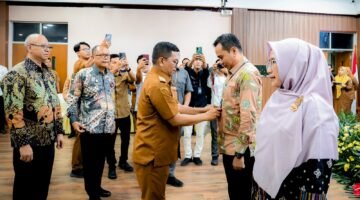 Gubernur menyampaikan bahwa pelatihan ini bukan sekadar rutinitas, tetapi merupakan kesempatan emas bagi para pejabat struktural untuk memperluas wawasan, membangun jejaring, serta menumbuhkan kepemimpinan yang matang secara etika dan strategi.(foto:istimewa)
