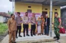 Kapolresta Tangerang Kombes Pol Baktiar Joko Mujiono, S.I.K., M.M., menyerahkan secara langsung kunci rumah hasil program bedah rumah kepada Ibu Sariah, warga Kampung Sondol RT 10/03, Desa Kemuning (foto:istimewa)