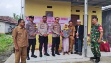 Kapolresta Tangerang Kombes Pol Baktiar Joko Mujiono, S.I.K., M.M., menyerahkan secara langsung kunci rumah hasil program bedah rumah kepada Ibu Sariah, warga Kampung Sondol RT 10/03, Desa Kemuning (foto:istimewa)