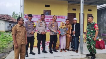 Kapolresta Tangerang Kombes Pol Baktiar Joko Mujiono, S.I.K., M.M., menyerahkan secara langsung kunci rumah hasil program bedah rumah kepada Ibu Sariah, warga Kampung Sondol RT 10/03, Desa Kemuning (foto:istimewa)