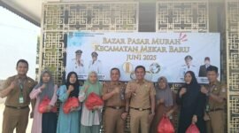 Camat Mekar Baru, Aan Ansori, S.IP., M.Si., menyampaikan bahwa kegiatan ini merupakan program dari Bupati dan Wakil Bupati Tangerang untuk mendukung kebutuhan pokok warga.
(foto:ifakta.co/Lx)