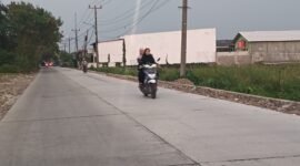 Rehabilitasi jalan cijeruk-pasilian kecamatan mekar baru kini halus dan di sambut baik masyarakat dan pengguna jalan mobilitas masyarakat (foto:ifakta/Lx)
