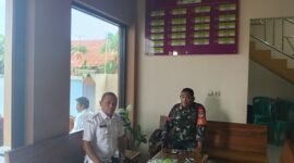 Wawancara exlusif kepala desa Rancagede kecamatan gunung Kaler H.Yani di dampingi Babinsa koramil 07/kresek Banny P (foto:ifakta/Lx)