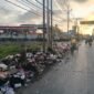 sampah berserakan di tepi jalan kecamatan Teluknaga (foto:ifakta/Lx)