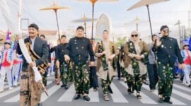 Bupati Nganjuk Marhaen Djumadi dan Wakilnya Trihandy Cahyo Saputro saat kirab Boyong Natapraja dari Berbek menuju pendopo Soesro Koesoema.(Poto:ifakta.co).