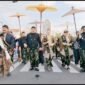 Bupati Nganjuk Marhaen Djumadi dan Wakilnya Trihandy Cahyo Saputro saat kirab Boyong Natapraja dari Berbek menuju pendopo Soesro Koesoema.(Poto:ifakta.co).