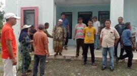 Sejumlah warga RW 001 Pegadungan, Kalideres mendatangi perumahan Puri Gardenia (Foto: ifakta.co)
