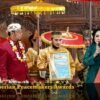 Aditya Damar Wijaya menerima pemberian Paecemakers awards dalam acara di Kesultanan Banten tahun 2021, yang dihadiri Raja-raja Nusantara dengan BRAY Erna Santoso Permaisuri Kesultanan Solo Mangkunegaran dan Pangeran Sultan Abdul Ghani Sultan Cirebon. (Foto : Istimewa. Dok. Pribadi Aditya Damar Wijaya)