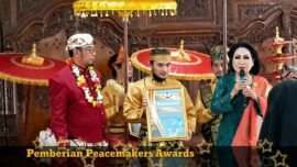 Aditya Damar Wijaya menerima pemberian Paecemakers awards dalam acara di Kesultanan Banten tahun 2021, yang dihadiri Raja-raja Nusantara dengan BRAY Erna Santoso Permaisuri Kesultanan Solo Mangkunegaran dan Pangeran Sultan Abdul Ghani Sultan Cirebon. (Foto : Istimewa. Dok. Pribadi Aditya Damar Wijaya)