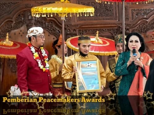 Aditya Damar Wijaya menerima pemberian Paecemakers awards dalam acara di Kesultanan Banten tahun 2021, yang dihadiri Raja-raja Nusantara dengan BRAY Erna Santoso Permaisuri Kesultanan Solo Mangkunegaran dan Pangeran Sultan Abdul Ghani Sultan Cirebon. (Foto : Istimewa. Dok. Pribadi Aditya Damar Wijaya)