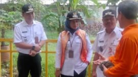 Wali Kota Jakarta Barat, Ini Mutmainnah ditemani Camat Tambora, Pangestu Aji Swandhanu dan Lurah Angke, Firmansyah berkomunikasi dengan Kasudin LH Jakbar Hariadi pada kegiatan “TAMPAN” di Rusun Tambora, Rabu (8/4).