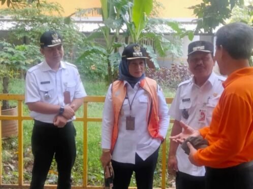 Wali Kota Jakarta Barat, Ini Mutmainnah ditemani Camat Tambora, Pangestu Aji Swandhanu dan Lurah Angke, Firmansyah berkomunikasi dengan Kasudin LH Jakbar Hariadi pada kegiatan “TAMPAN” di Rusun Tambora, Rabu (8/4).