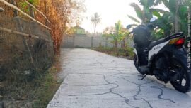 Lokasi kegiatan betonisasi aspirasi anggota PKS kabupaten tangerang melalui dinas bina marga sumber daya manusia (SDA) yang dinilai sudah alami retak pecah dan mengurangi kubikasi (foto: ifakta/lex)