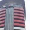 KPK menyita uang dolar AS dalam penggeledahan kasus suap pajak KPP Banjarmasin dan terus menelusuri aliran dana serta pihak yang terlibat. (Foto : Ifakta.co)