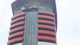 KPK menyita uang dolar AS dalam penggeledahan kasus suap pajak KPP Banjarmasin dan terus menelusuri aliran dana serta pihak yang terlibat. (Foto : Ifakta.co)