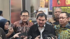 Kuasa Hukum Menteri Desa dan Pembangunan Daerah Tertinggal (Mendes PDT) Yandri Susanto melaporkan 73 akun media sosial ke Bareskrim Polri (CNN Indonesia/Taufiq Hidayatullah).