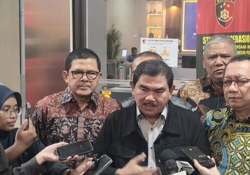 Kuasa Hukum Menteri Desa dan Pembangunan Daerah Tertinggal (Mendes PDT) Yandri Susanto melaporkan 73 akun media sosial ke Bareskrim Polri (CNN Indonesia/Taufiq Hidayatullah).
