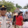 Kapolsek Kresek AKP Eldi hadir ditengah masyarakat dalam penyaluran air bersih progam bantuan Kapolresta Tangerang di desa sidoko (Foto: ifakta/Lex)