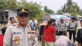 Kapolsek Kresek AKP Eldi hadir ditengah masyarakat dalam penyaluran air bersih progam bantuan Kapolresta Tangerang di desa sidoko (Foto: ifakta/Lex)