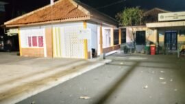 Kesunyian malam di halaman TK Negeri Pertiwi kresek minimnya pihak kontraktor CV Arfiristi Berkah ke pihak kecamatan (Foto: ifakta/Lex)