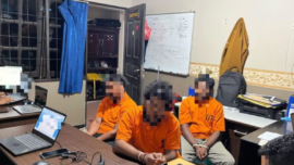 Tiga orang yang diamankan terkait dugaan kepemilikan dan peredaran amunisi ilegal oleh Satgas Operasi Damai Cartenz 2026 di Timika, Kabupaten Mimika, Papua Tengah.