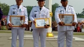 Kepala desa ciakar, kepala desa talaga dan kepala desa cipaeh terima penghargaan lomba desa tingkat kabupaten tangerang (Foto: istimewa)