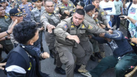 Operasi Cabut Pentil (OCP) yang dilakukan petugas Satpol PP Kebayoran Baru bersama Satpel Dinas Perhubungan (Dishub) Kecamatan Kebayoran Baru pada Kamis siang berlangsung ricuh.