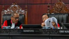 Ketua Mahkamah Konstitusi (MK) Suhartoyo (kanan) berbincang dengan Wakil Ketua MK Saldi Isra (kiri) saat memimpin sidang pengucapan putusan 18 permohonan uji materiil undang-undang (UU) di Gedung Mahkamah Konstitusi, Jakarta, Rabu (16/09).