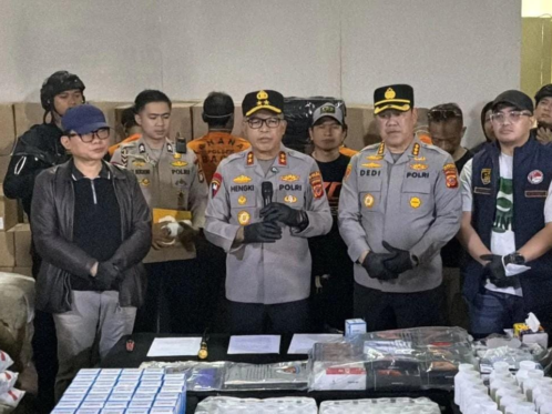 Polda Jawa Barat membongkar pabrik sekaligus gudang produksi obat keras ilegal di kawasan Pergudangan Bizpark, Kopo, Kota Bandung. Fasilitas tersebut diperkirakan mampu memproduksi hingga 8 juta butir obat per hari.